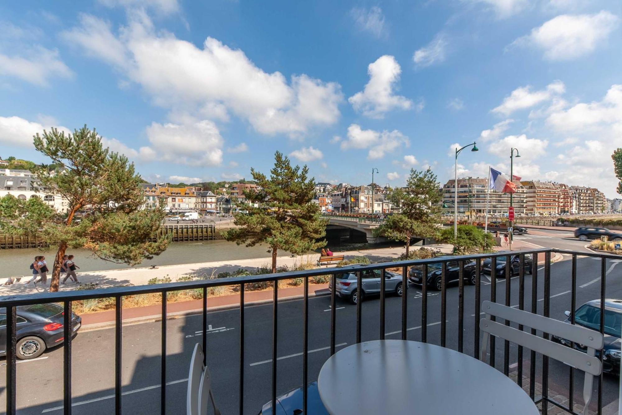 Studio Sleeps 4 With Terrace, 500M Place Morny Deauville Ngoại thất bức ảnh